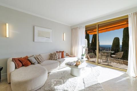 Azure panorama for this contemporary apartment