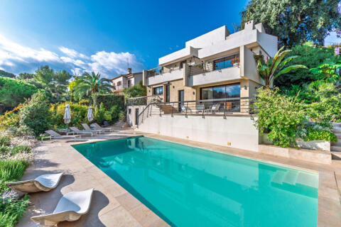 ANTIBES residential area – Renovated villa with swimming pool