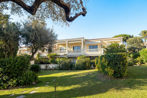 Écrin de lumière sous les charpentes – duplex en dernier étage à Cannes Oxford