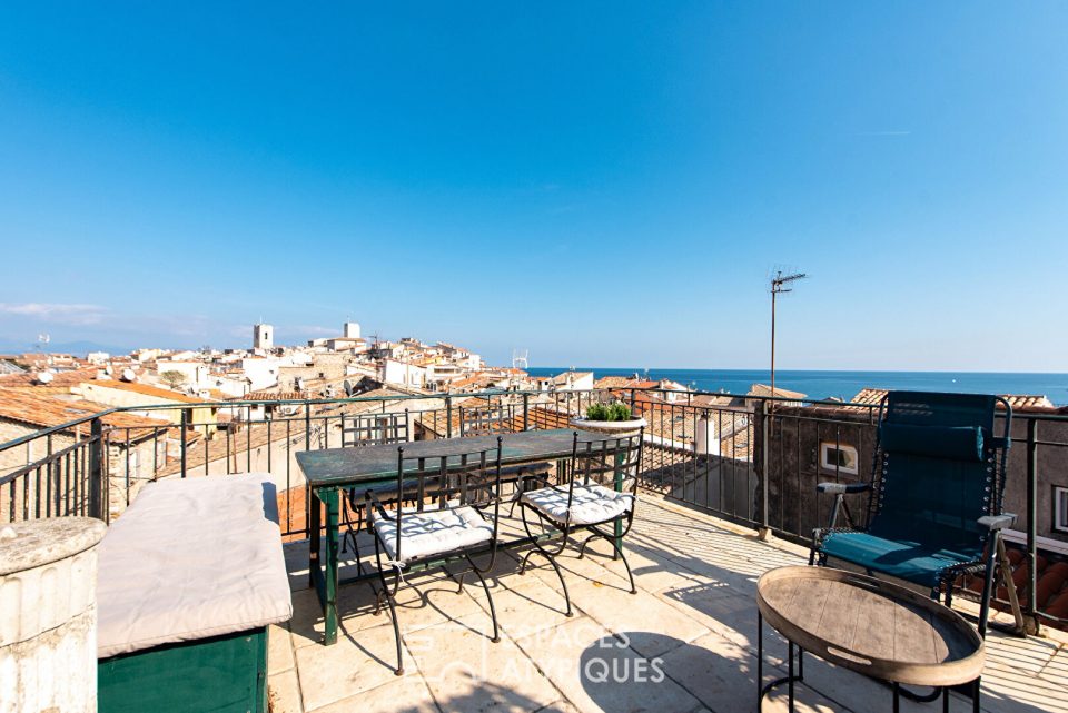 Maison avec toit terrasse dans la vieille ville d'Antibes.