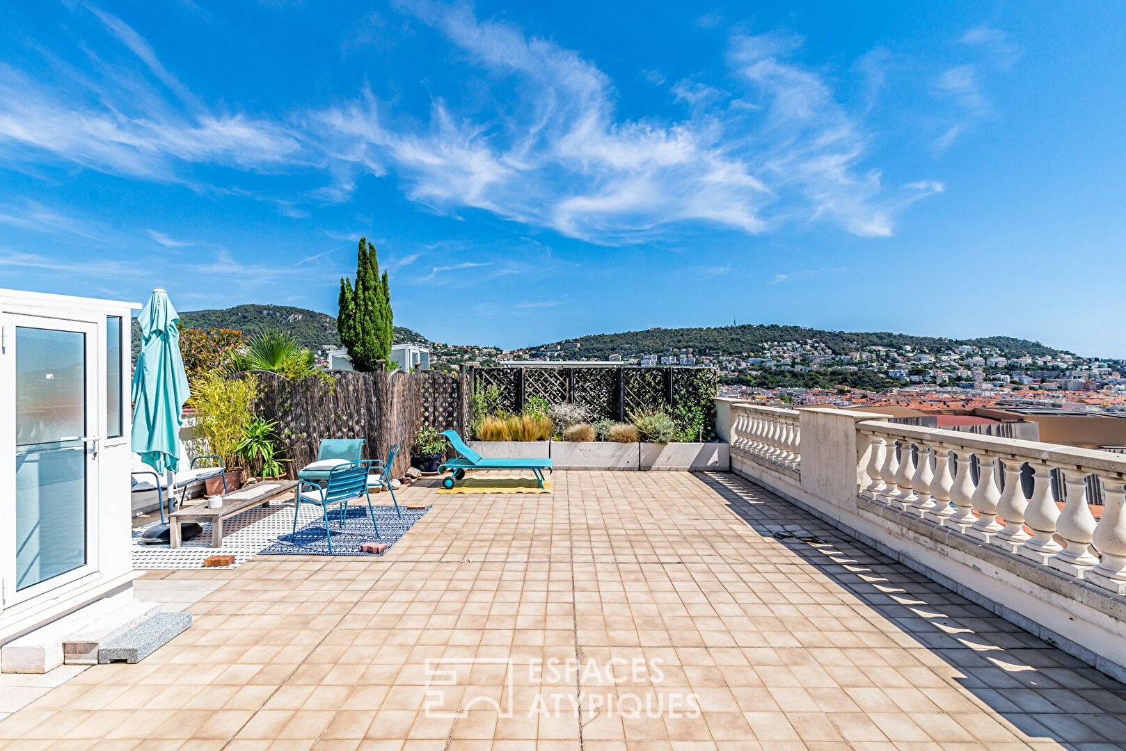 Rooftop apartment with sea view in Cimiez