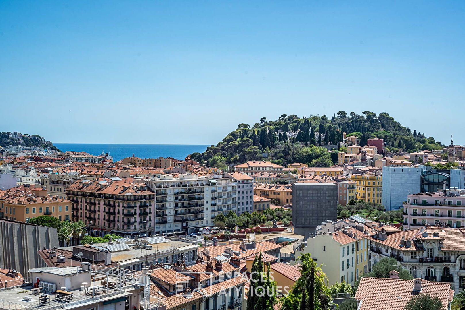 Rooftop apartment with sea view in Cimiez