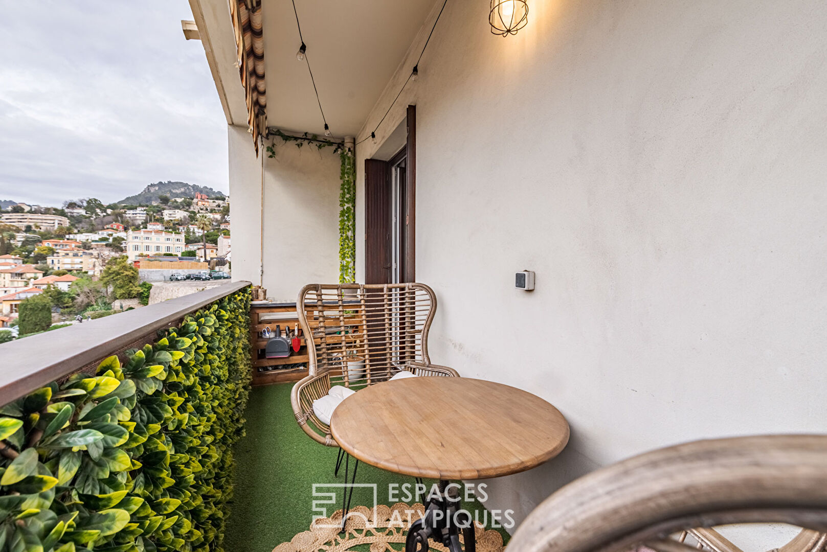 Three-room apartment with terrace in the port district