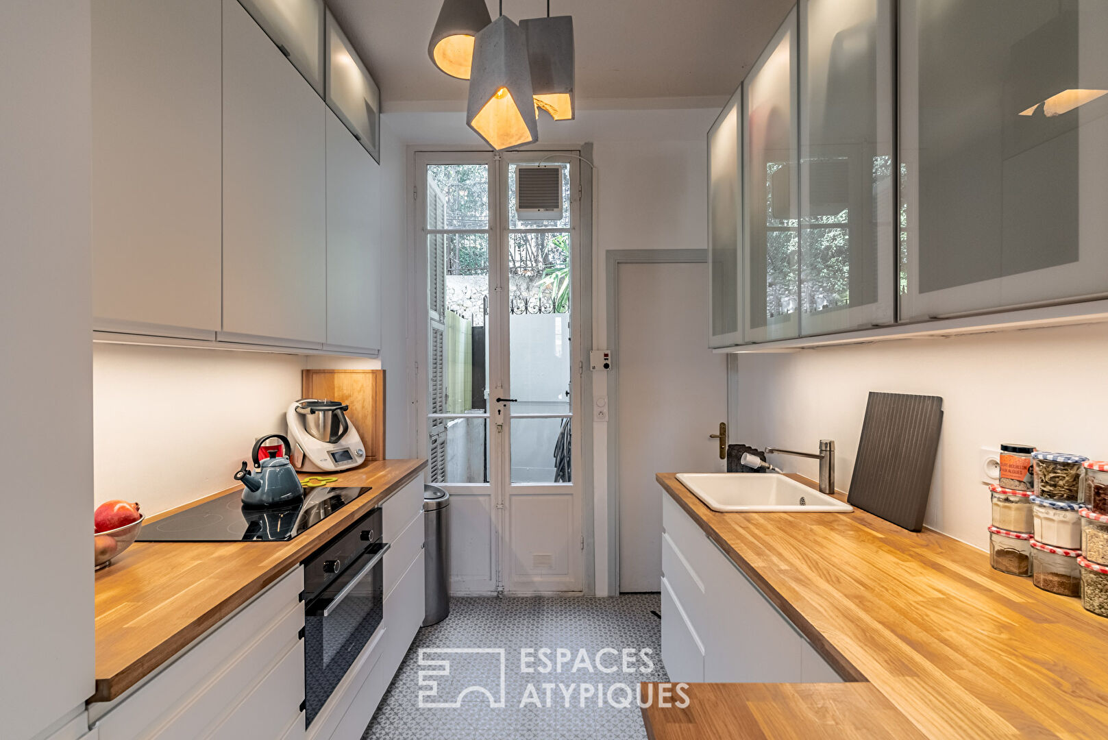 Appartement rénové avec jardin intimiste