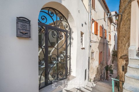 Troglodyte apartment in the heart of the village