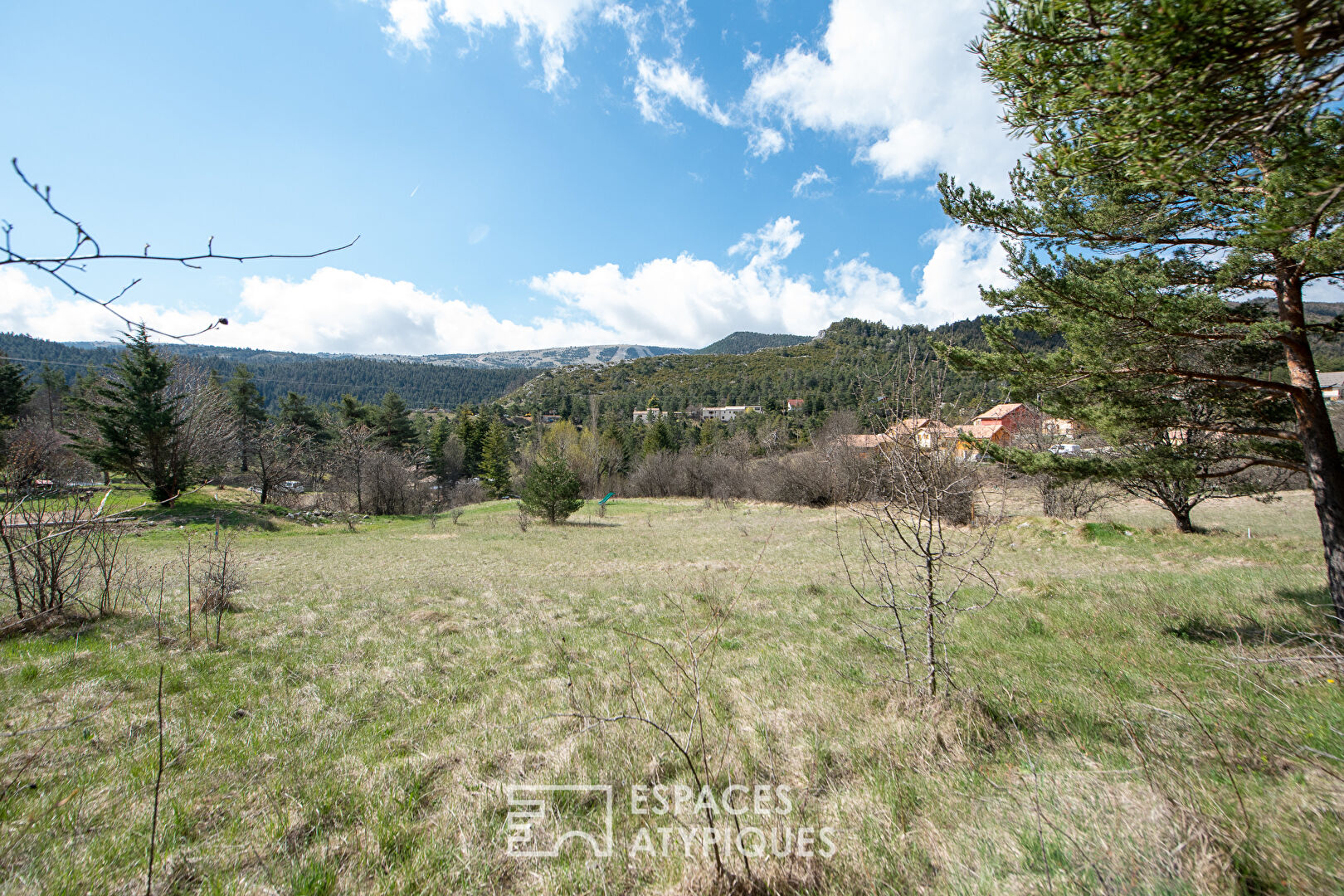 Land with view in the hinterland of Grasse