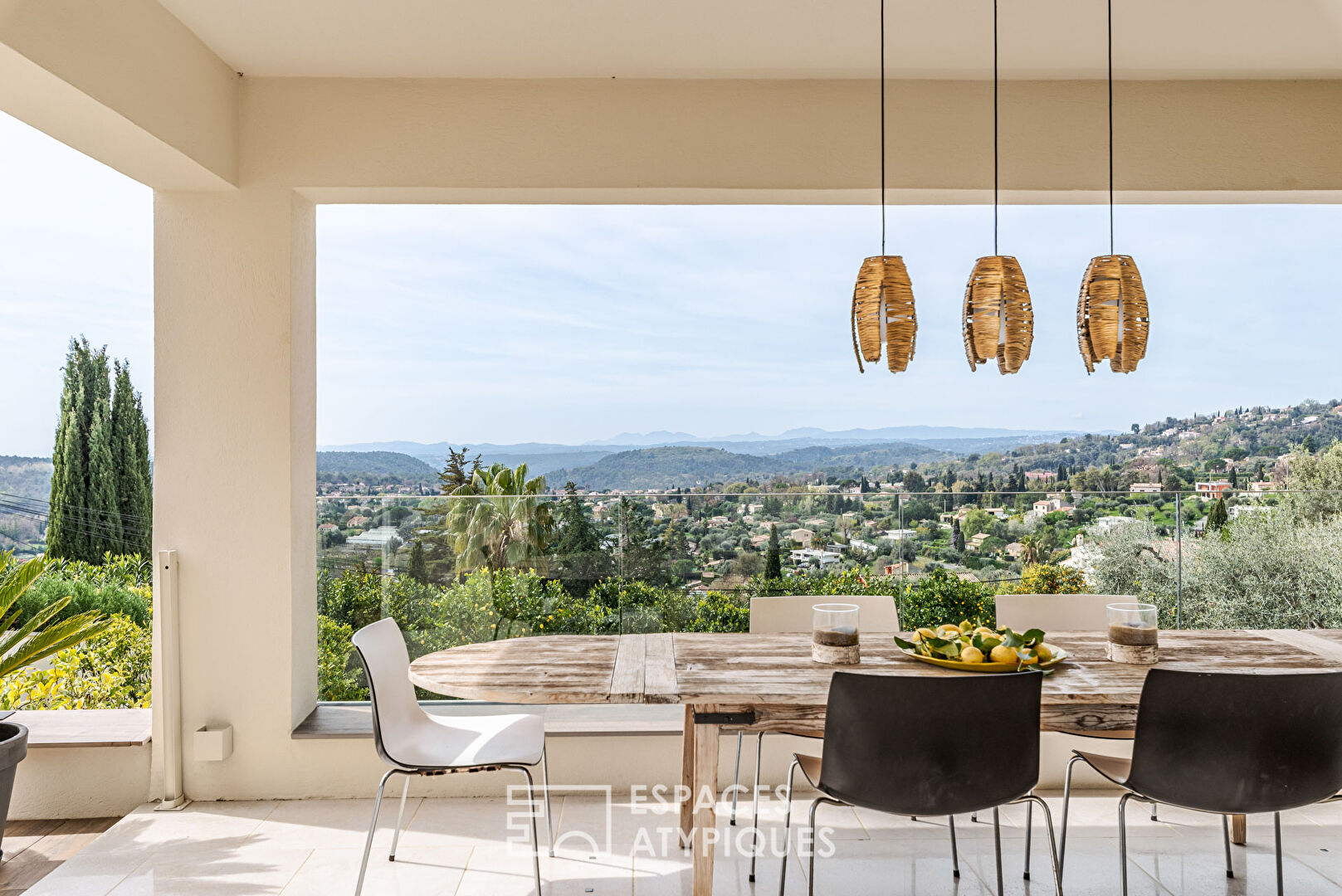 Villa néo-moderniste avec vue panoramique