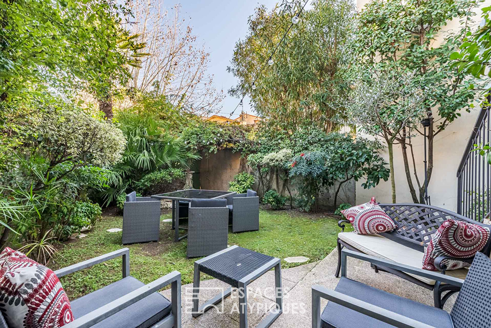 Maison de ville rénovée avec terrasses et jardin intimiste