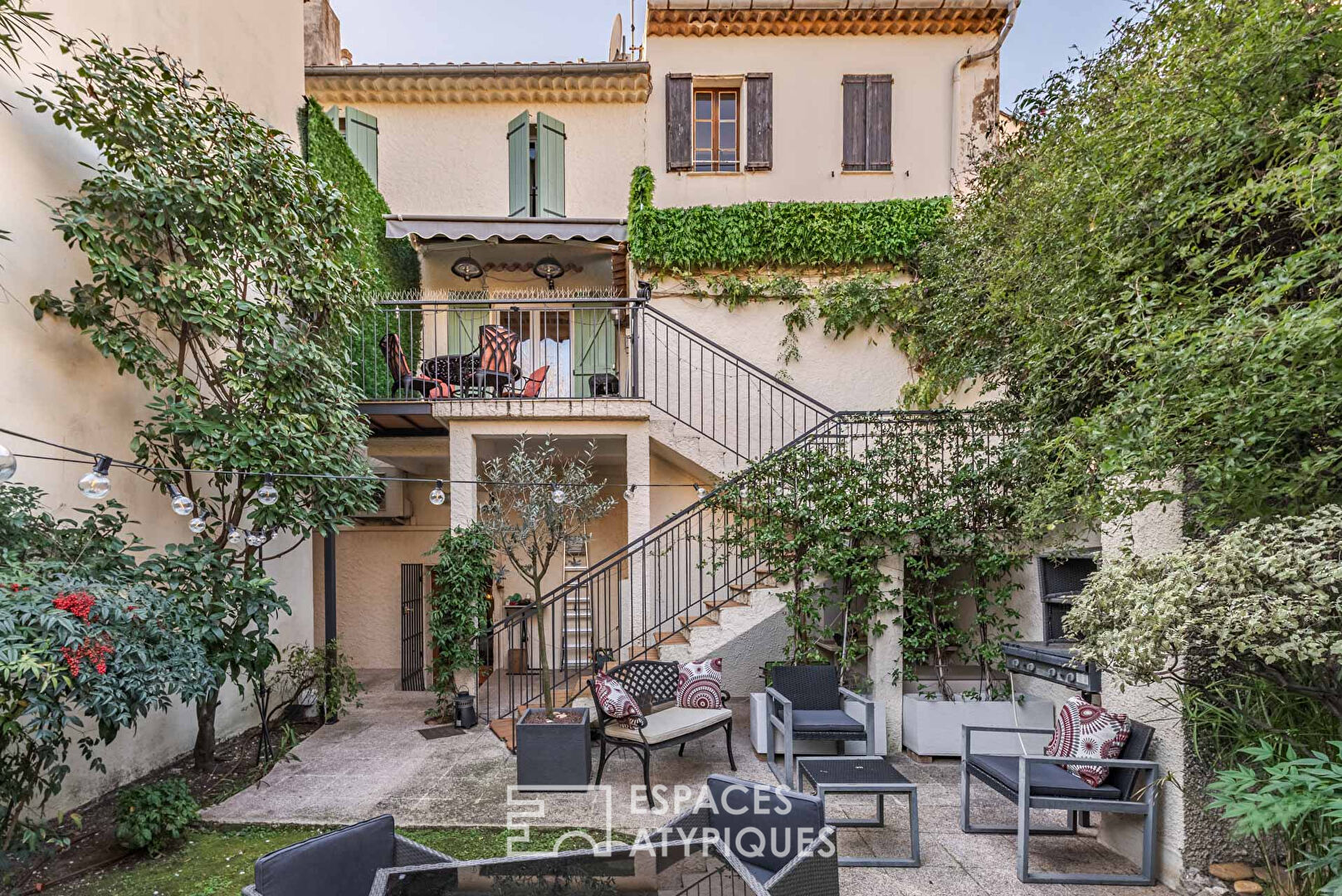 Renovated townhouse with terraces and intimate garden