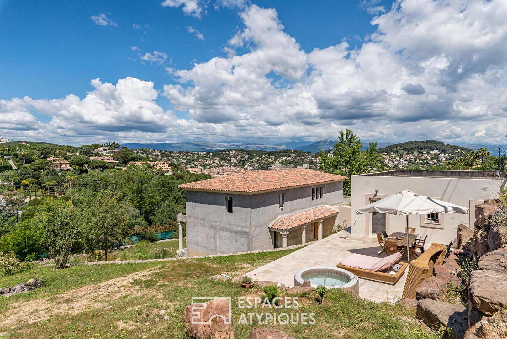 EXCLUSIVE: Villa on the hills of Super Cannes.