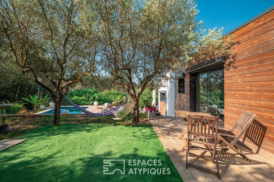 Maison bardée de bois avec piscine