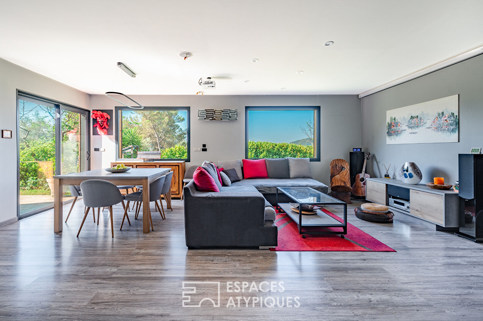 Maison familiale bardée de bois avec piscine et vue forêt