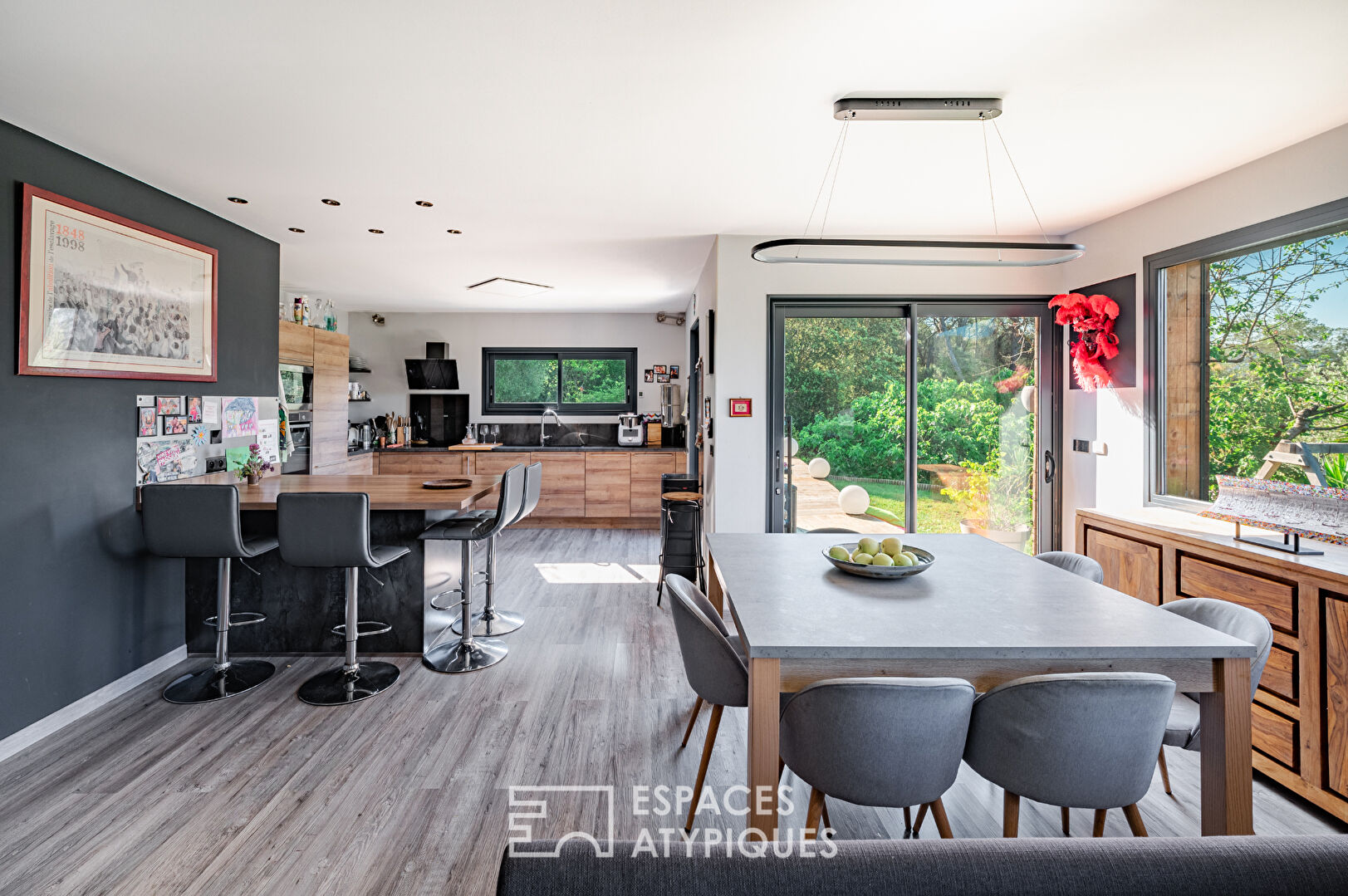 Maison familiale bardée de bois avec piscine et vue forêt