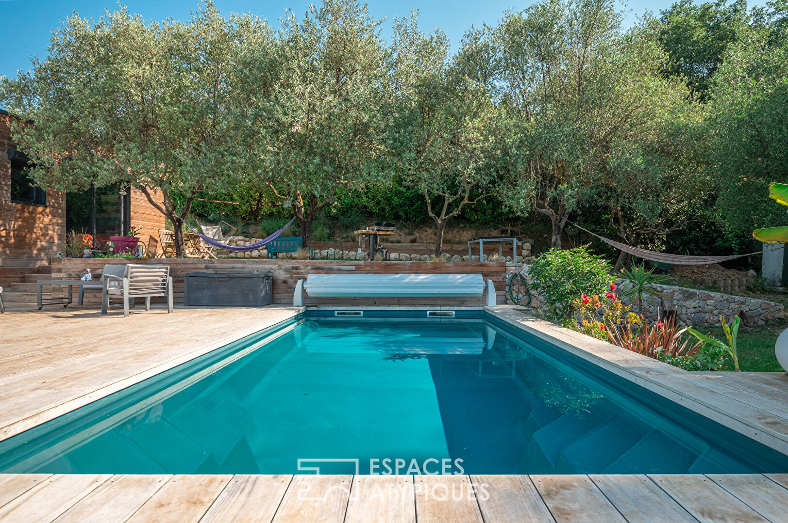Maison familiale bardée de bois avec piscine et vue forêt