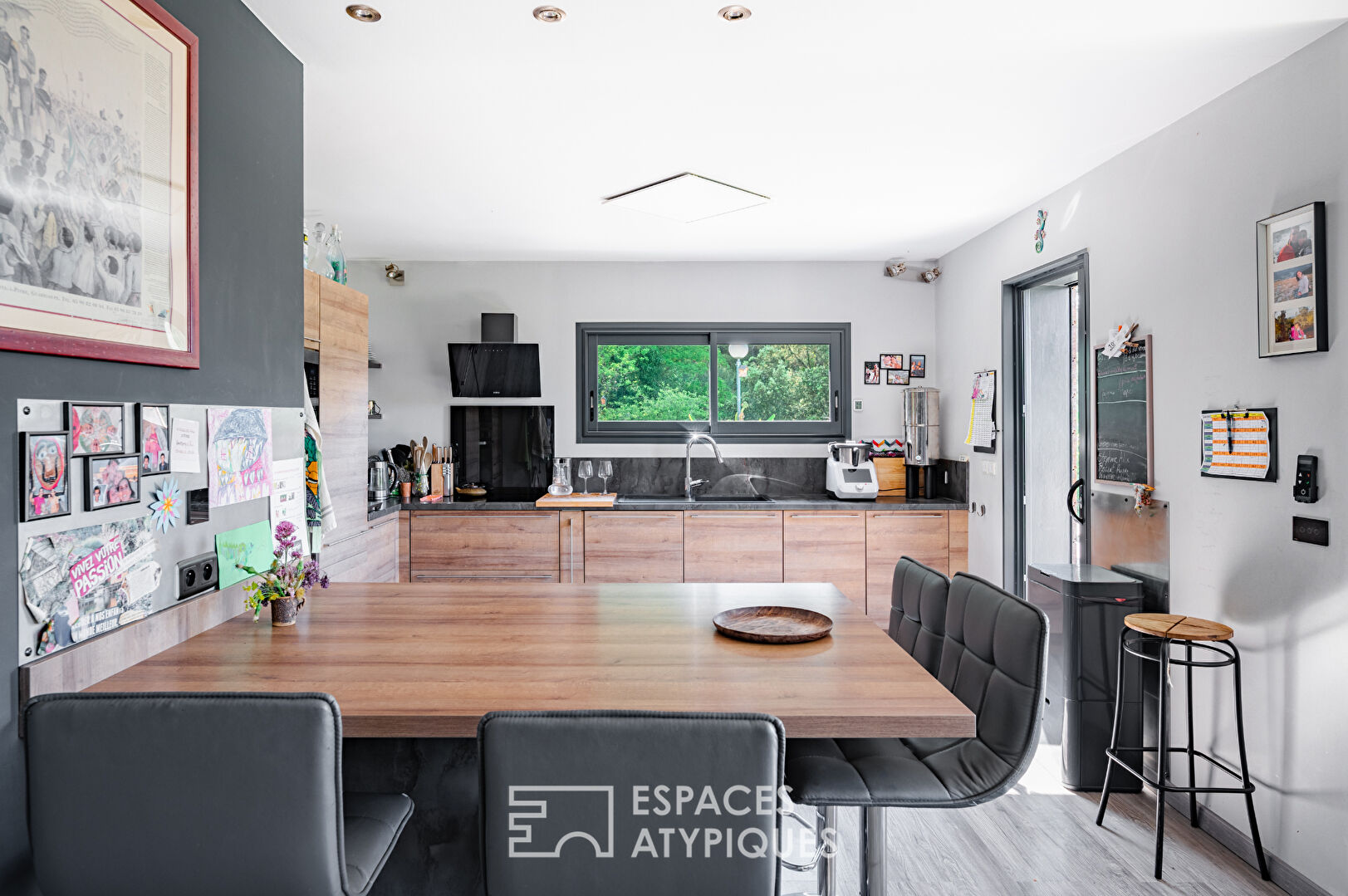 Maison familiale bardée de bois avec piscine et vue forêt
