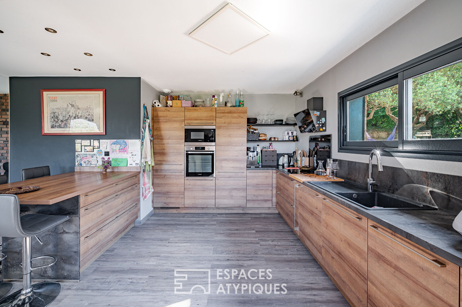 Maison familiale bardée de bois avec piscine et vue forêt