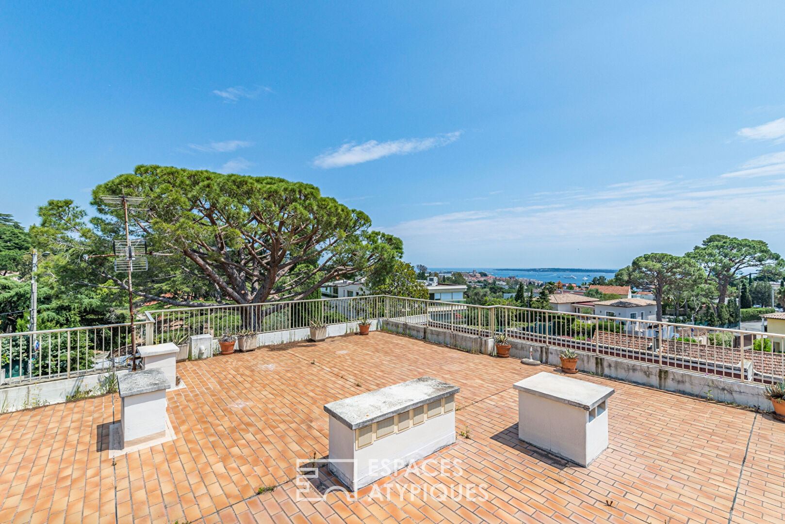 Apartment with rooftop, pool and sea view