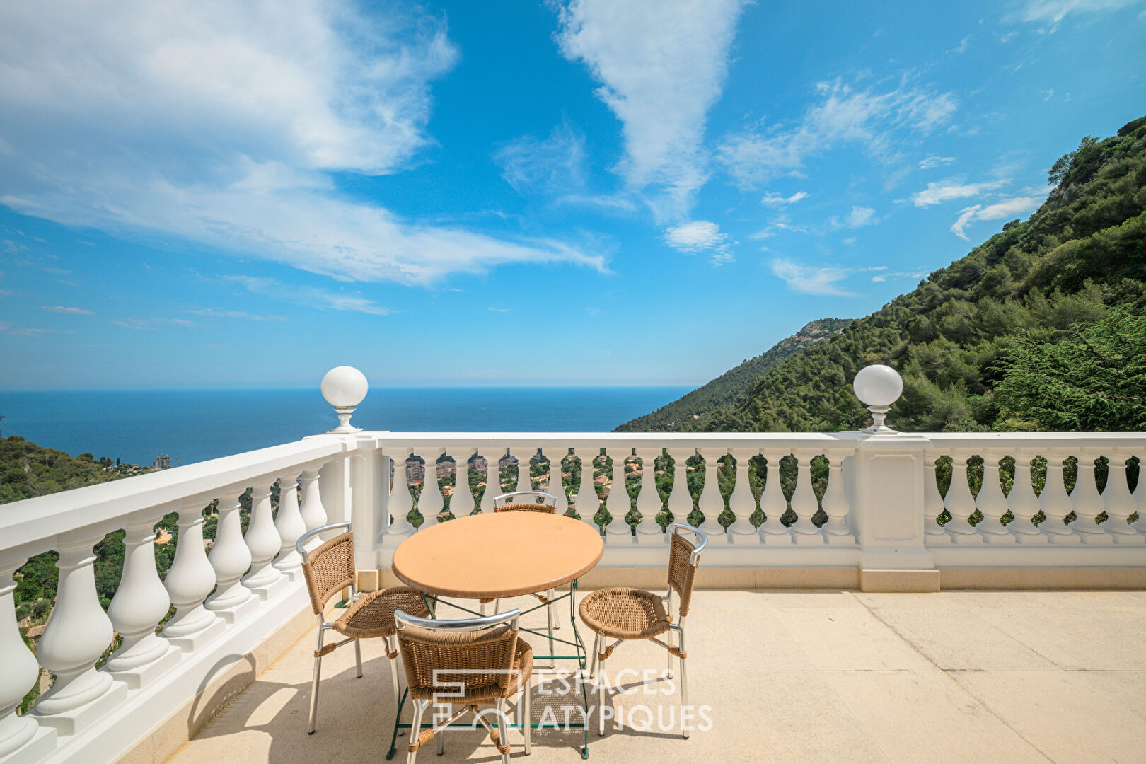 Exceptionnelle villa d’architecte avec vue mer contemplative à la Turbie
