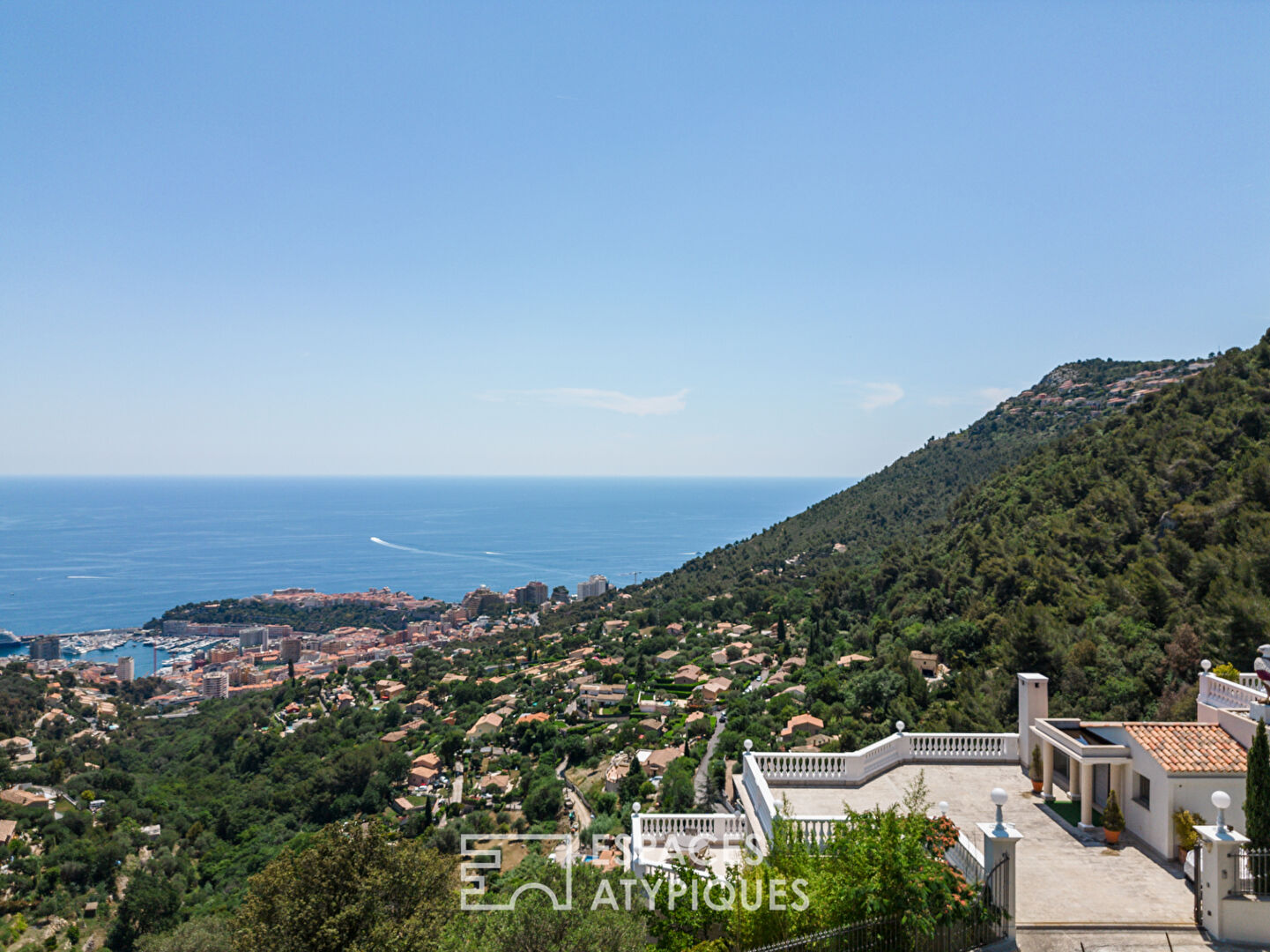 Exceptionnelle villa d’architecte avec vue mer contemplative à la Turbie