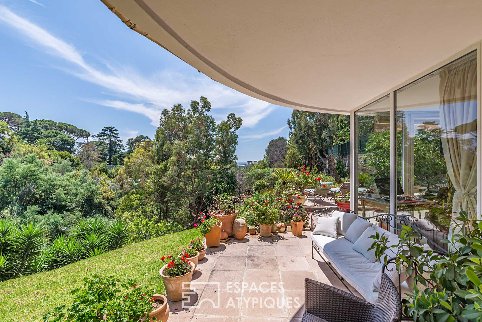 Apartment and its landscaped garden in Cannes