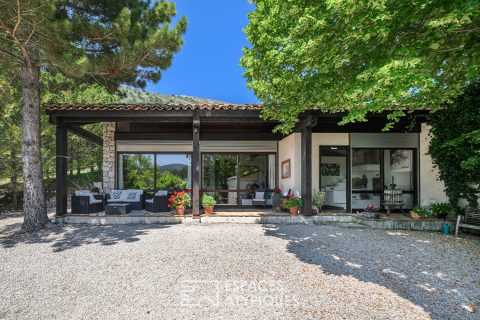 Maison d’architecte dans son écrin de verdure à Coursegoules