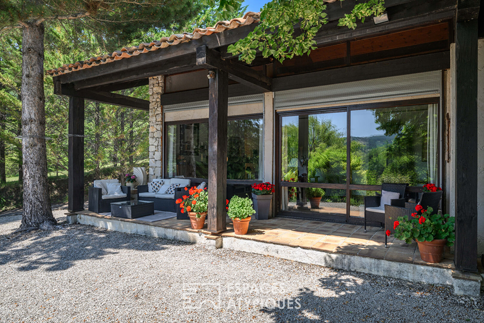 Maison d’architecte dans son écrin de verdure à Coursegoules