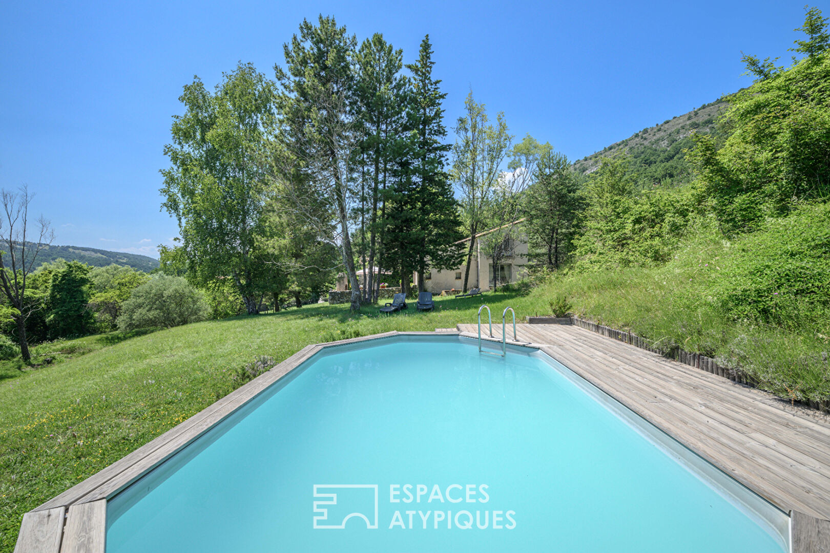 Maison d’architecte dans son écrin de verdure à Coursegoules