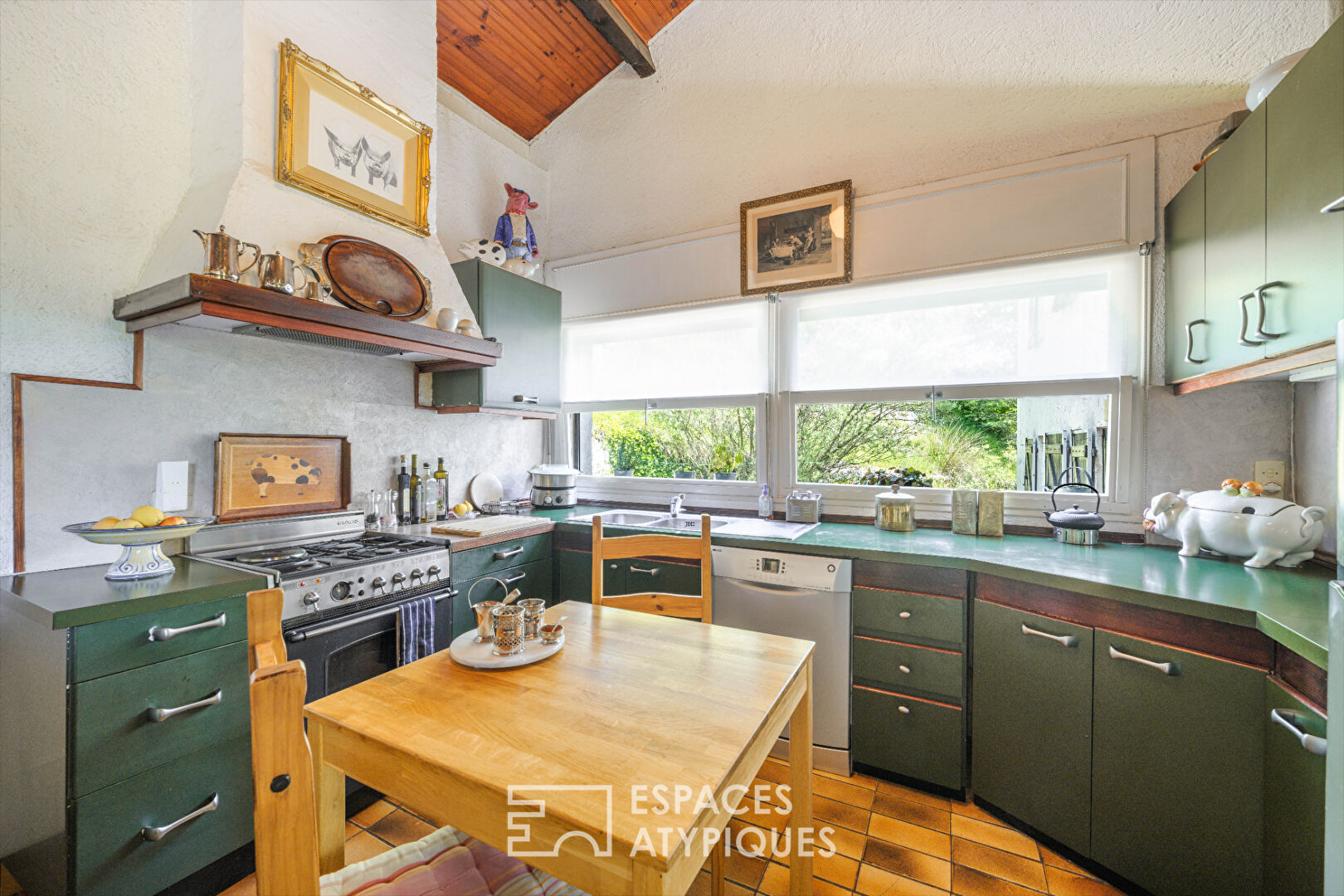 Maison d’architecte dans son écrin de verdure à Coursegoules