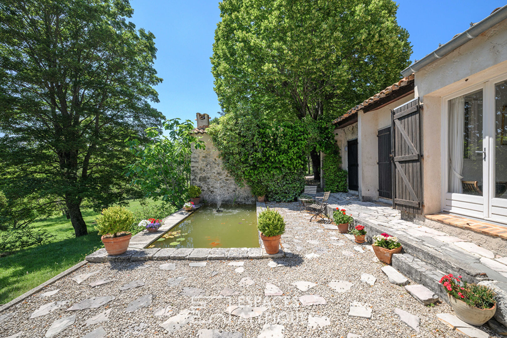 Maison d’architecte dans son écrin de verdure à Coursegoules