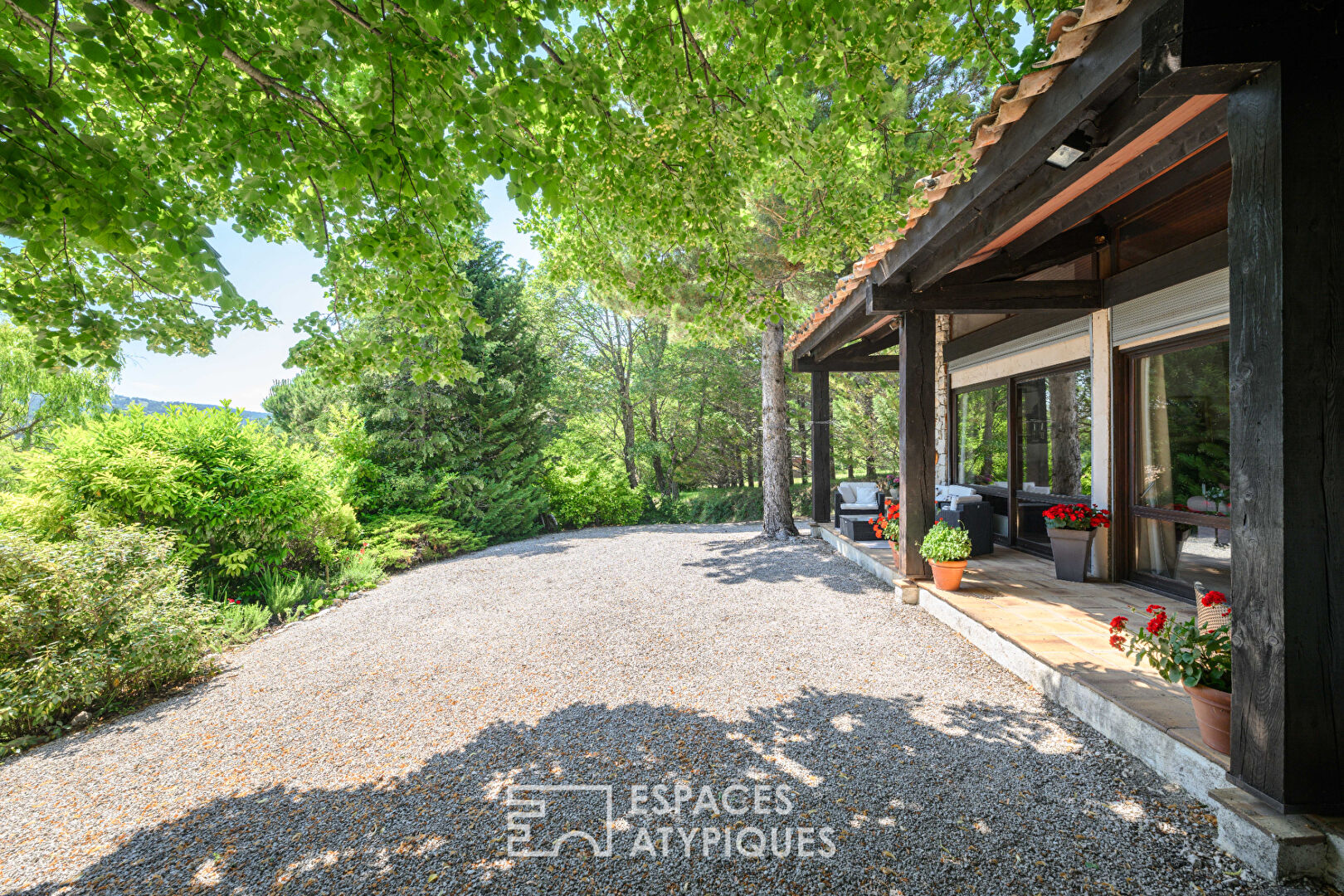 Maison d’architecte dans son écrin de verdure à Coursegoules