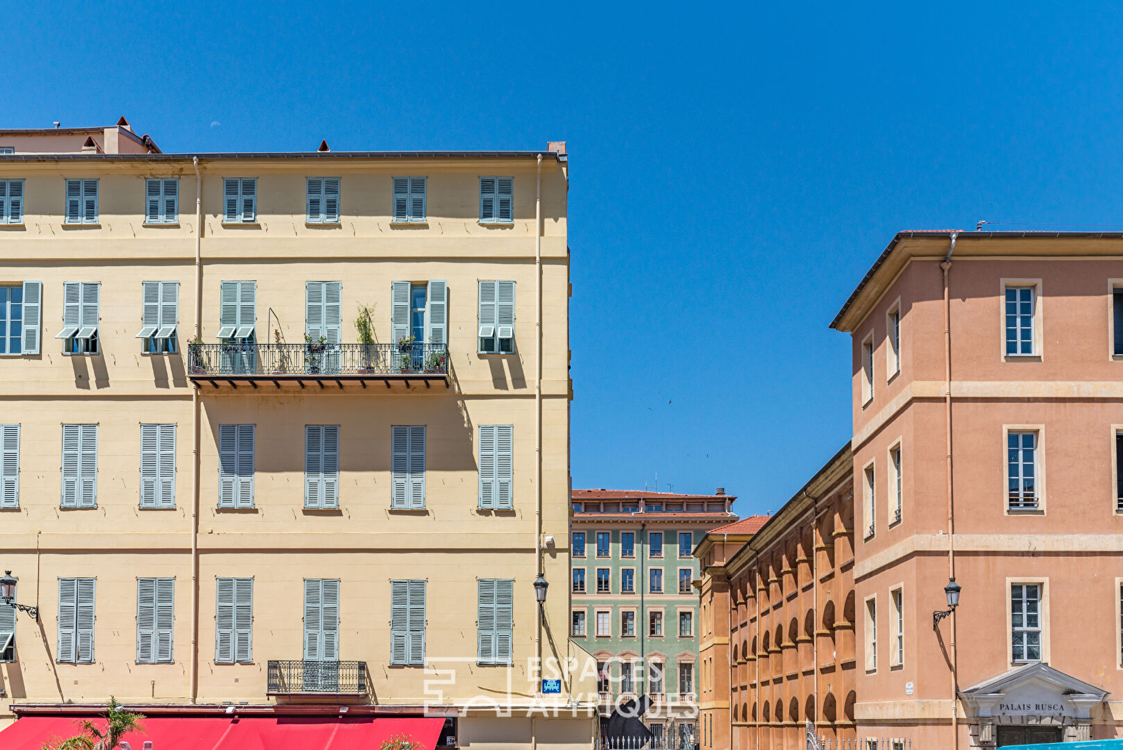 Deux pièces type loft dans le vieux Nice à deux pas de la mer