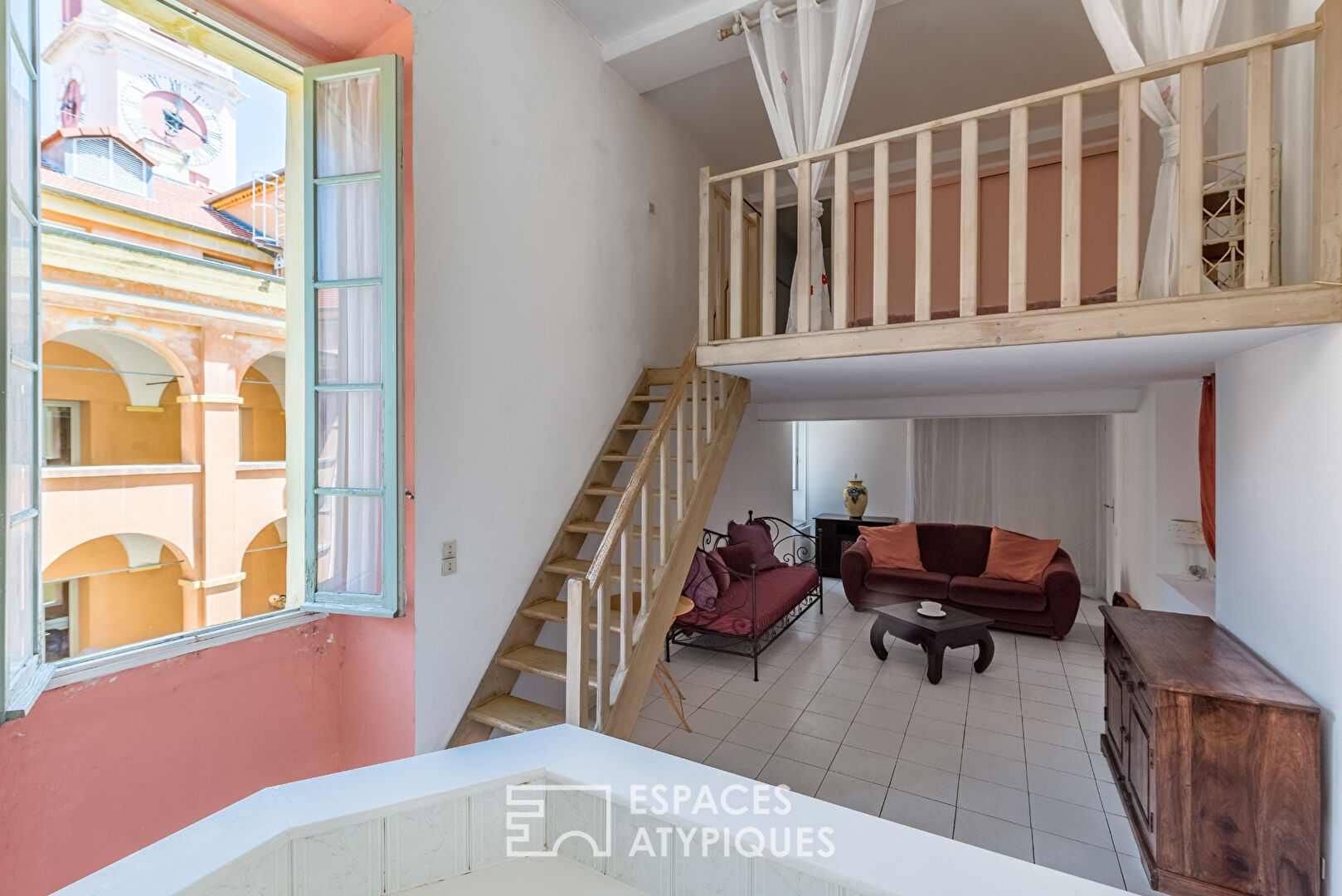 Deux pièces type loft dans le vieux Nice à deux pas de la mer