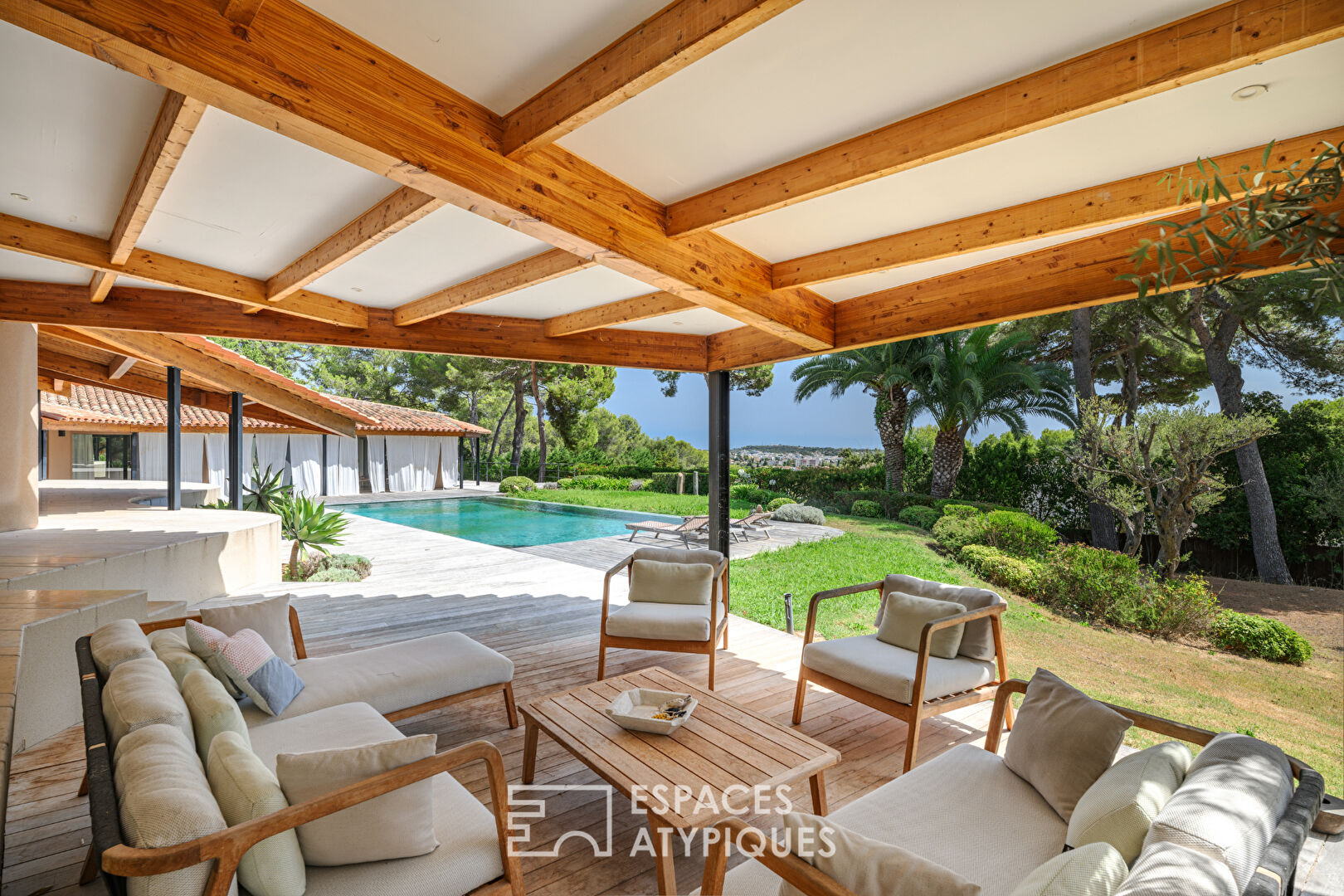 Villa de prestige avec piscine dans son écrin de verdure Balinais
