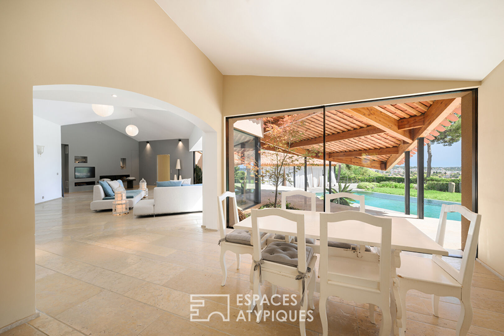 Villa de prestige avec piscine dans son écrin de verdure Balinais