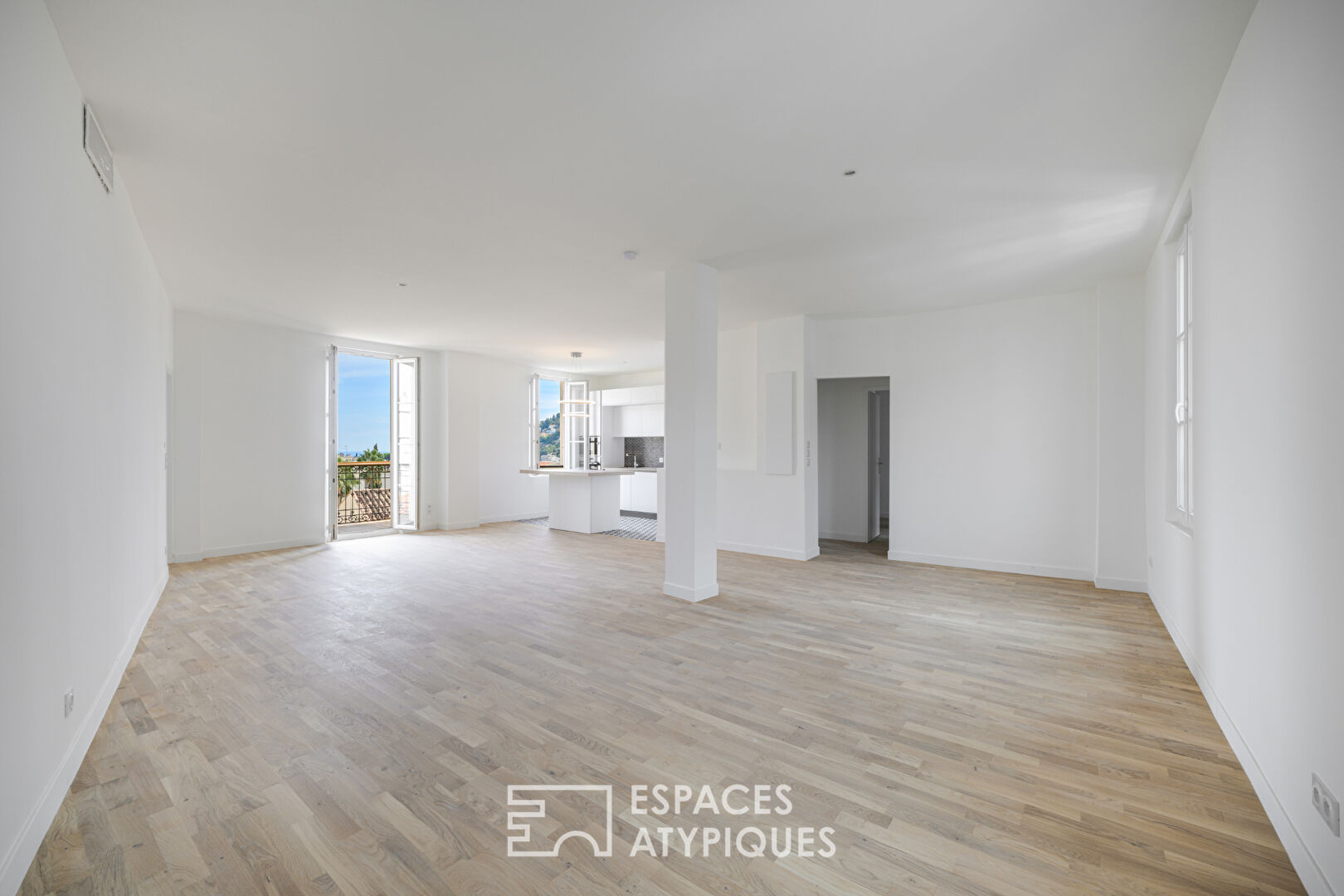 Duplex contemporain entièrement rénové dans un ancien couvent