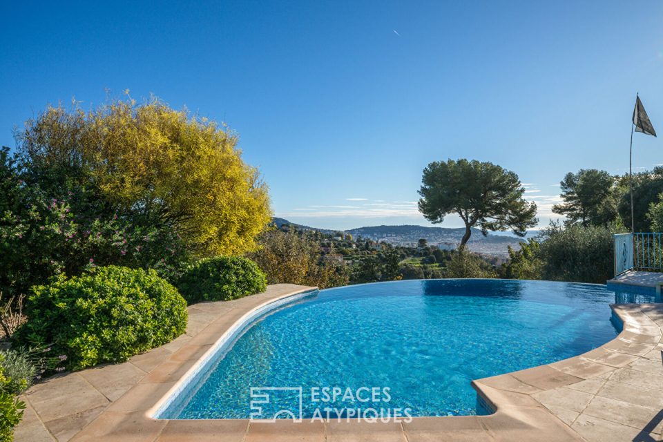 Villa de charme avec piscine à débordement et vue mer