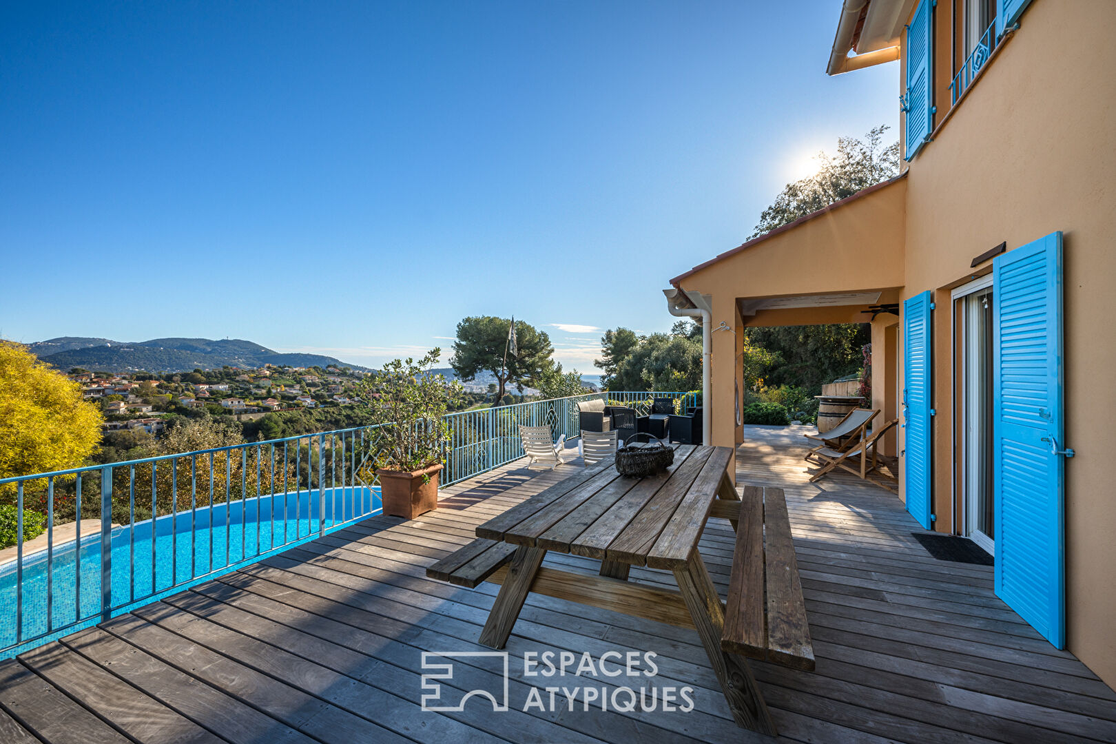 Villa de charme avec piscine à débordement et vue mer