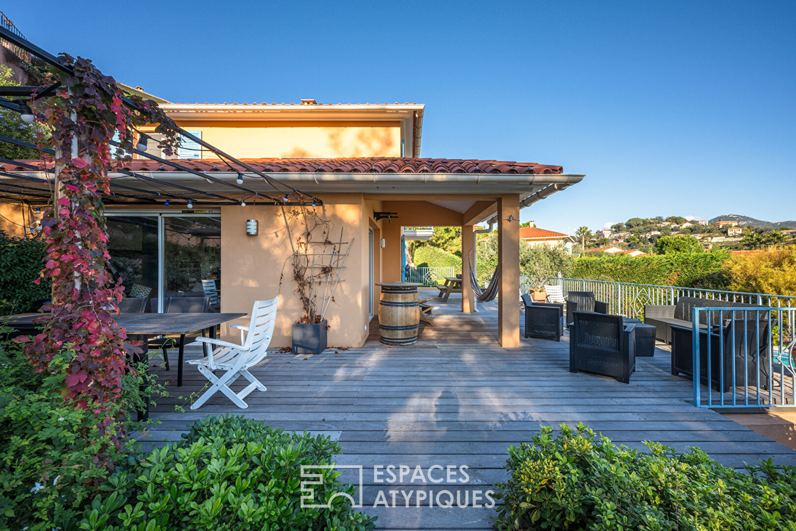 Villa de charme avec piscine à débordement et vue mer