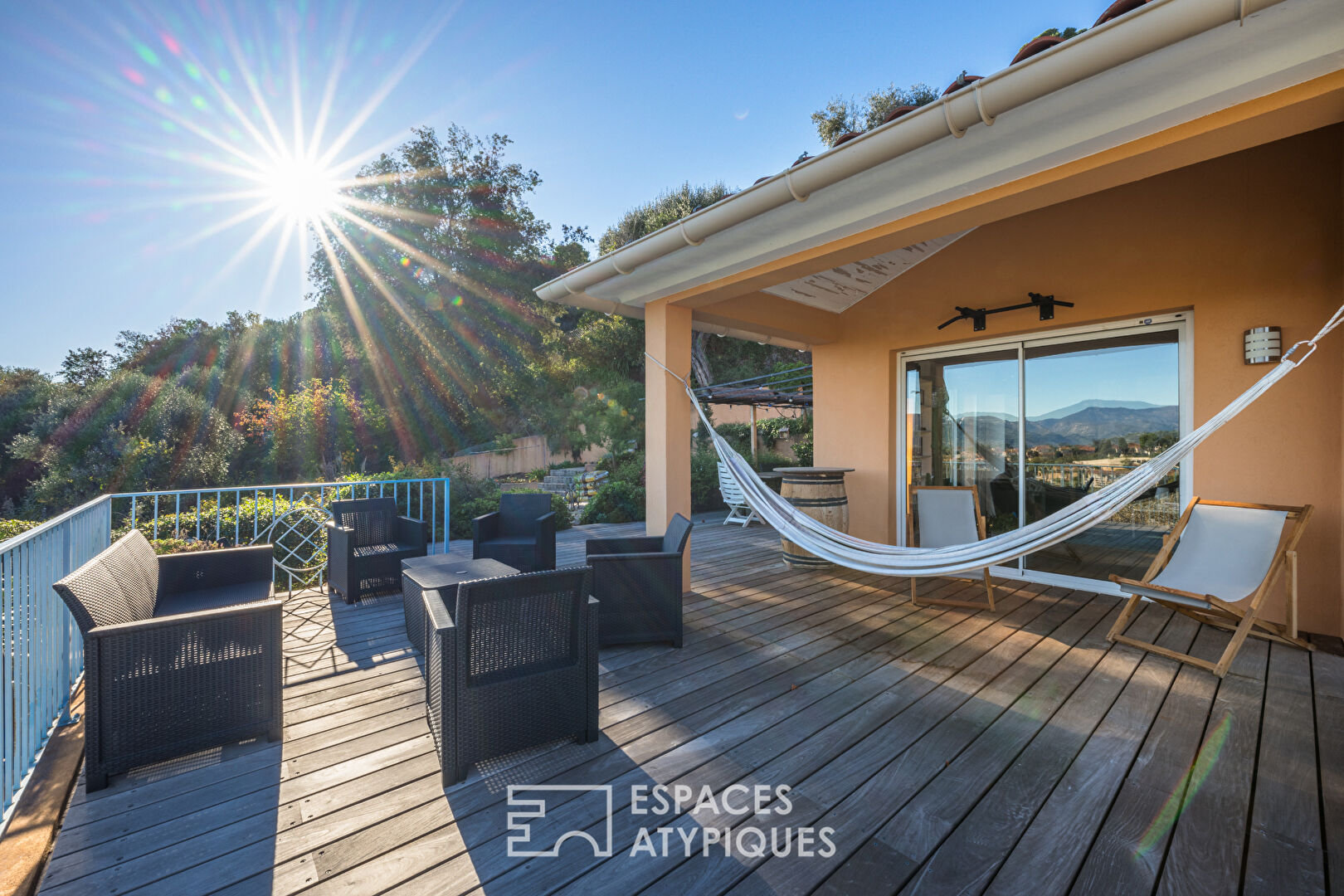 Villa de charme avec piscine à débordement et vue mer