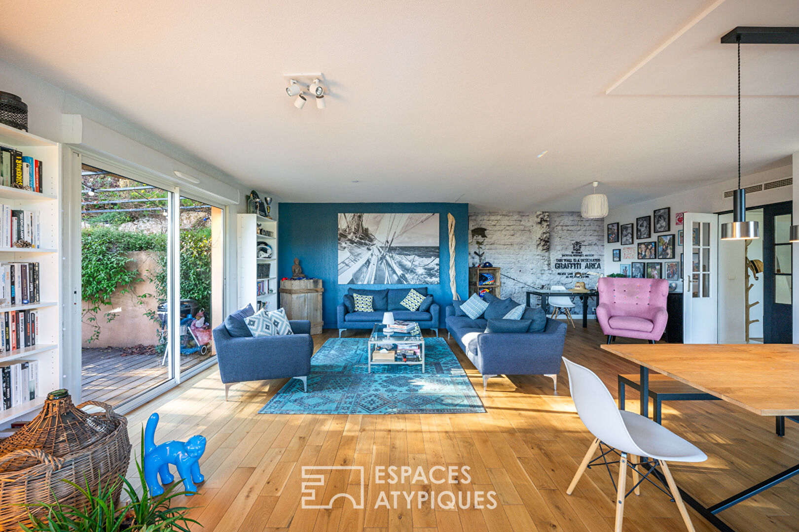 Villa de charme avec piscine à débordement et vue mer