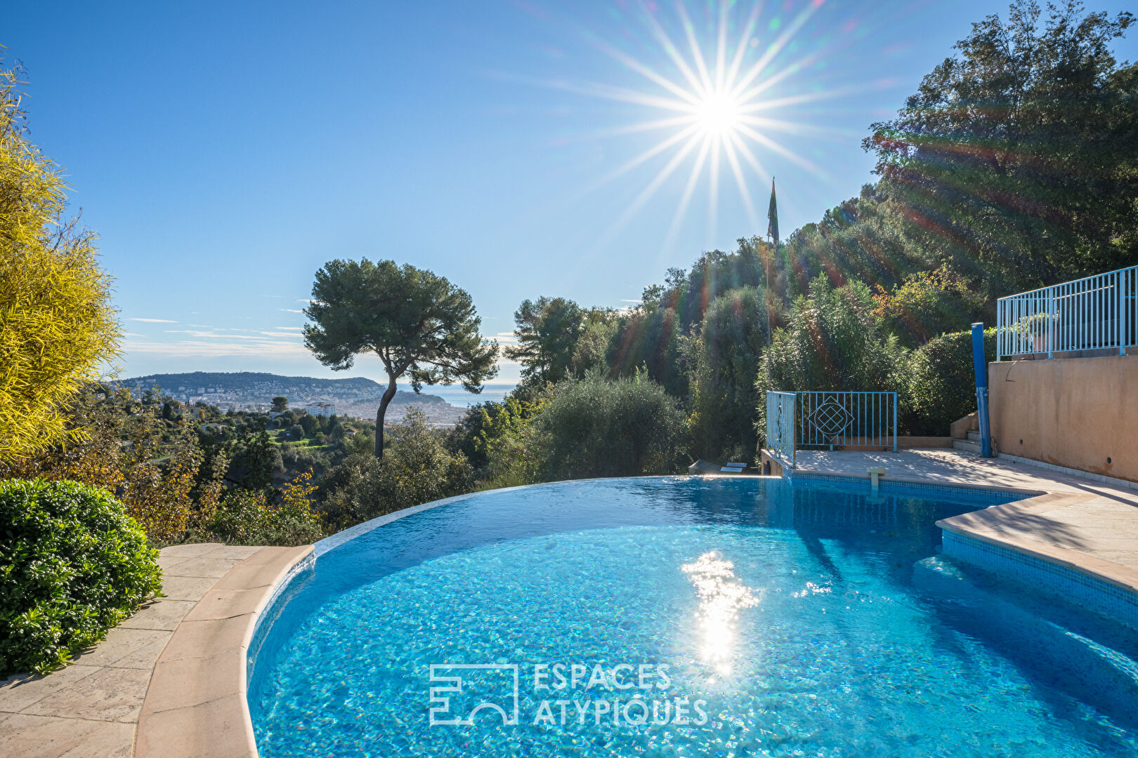 Villa de charme avec piscine à débordement et vue mer