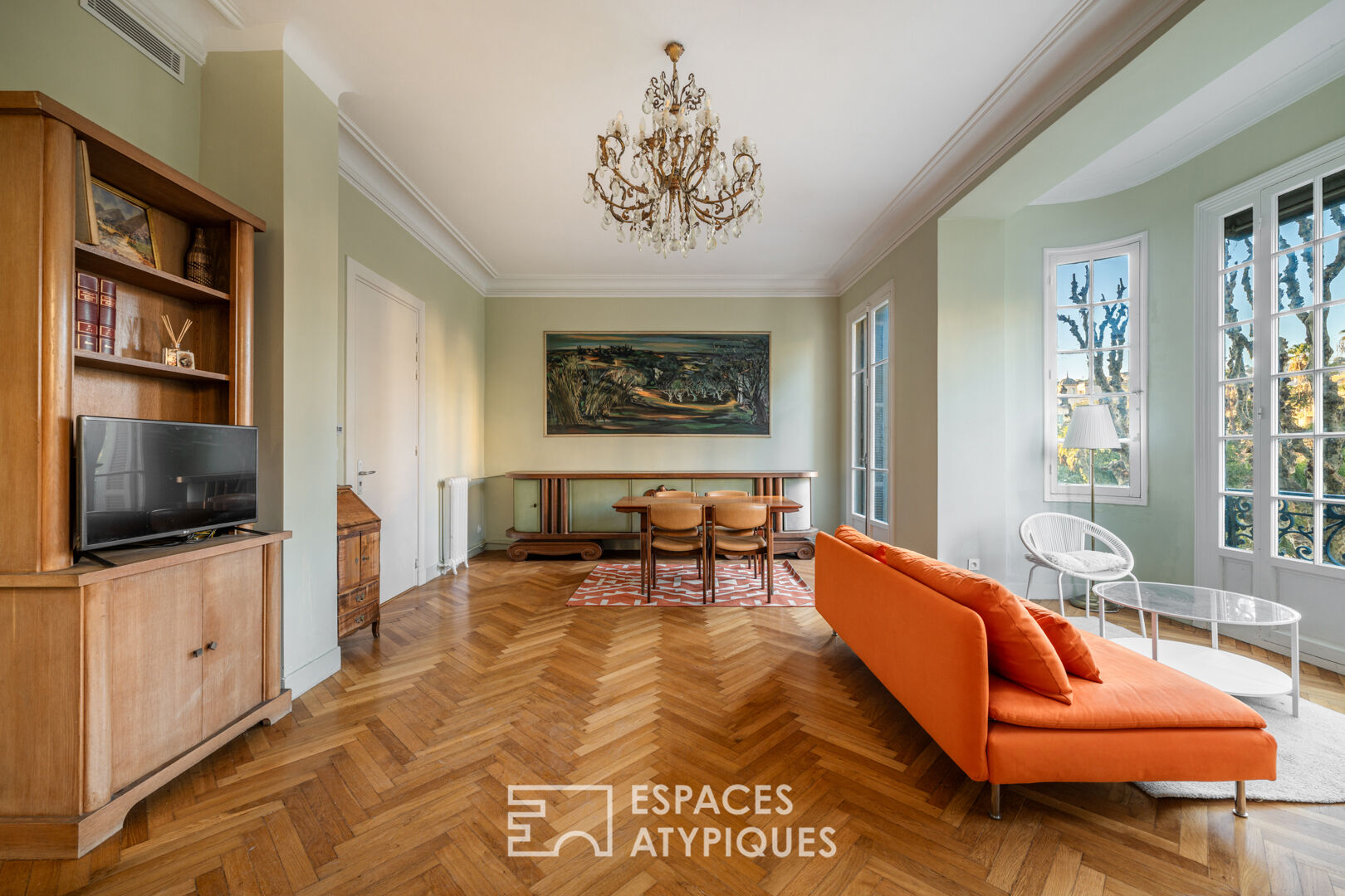 Bourgeois apartment in the heart of the Carré d’or with independent studio