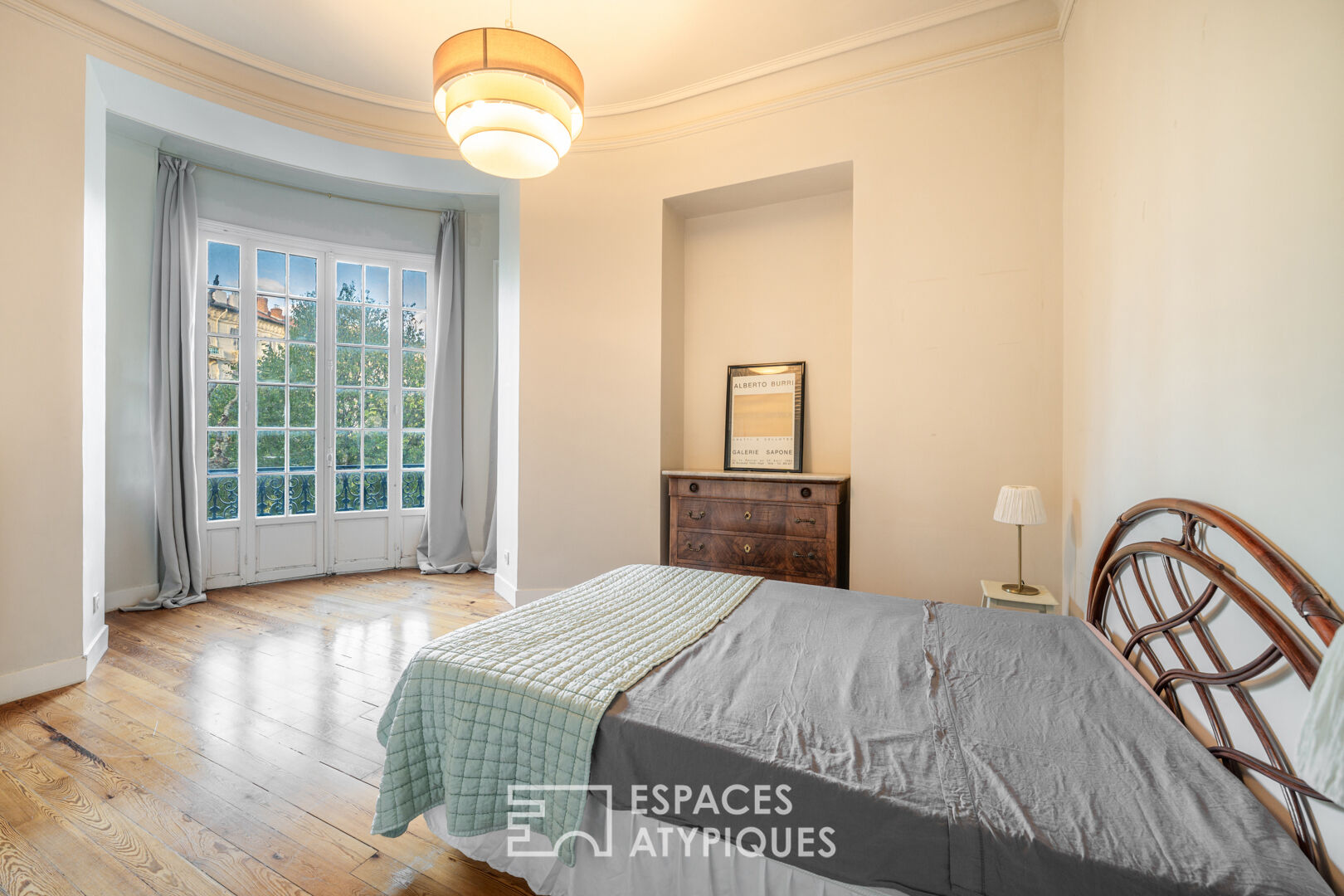 Bourgeois apartment in the heart of the Carré d’or with independent studio