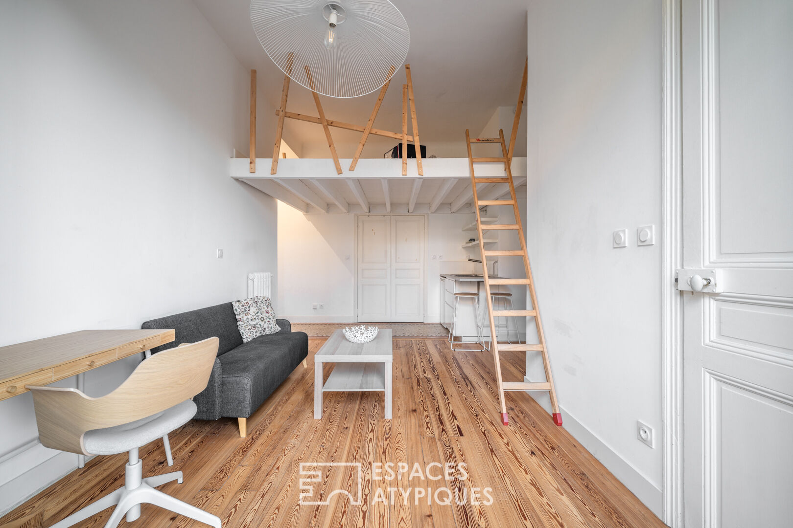Bourgeois apartment in the heart of the Carré d’or with independent studio