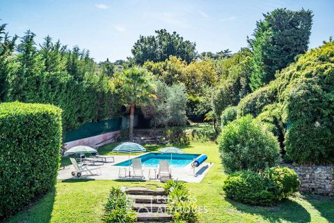 Villa avec piscine dans son écrin de verdure au Cap d’Antibes