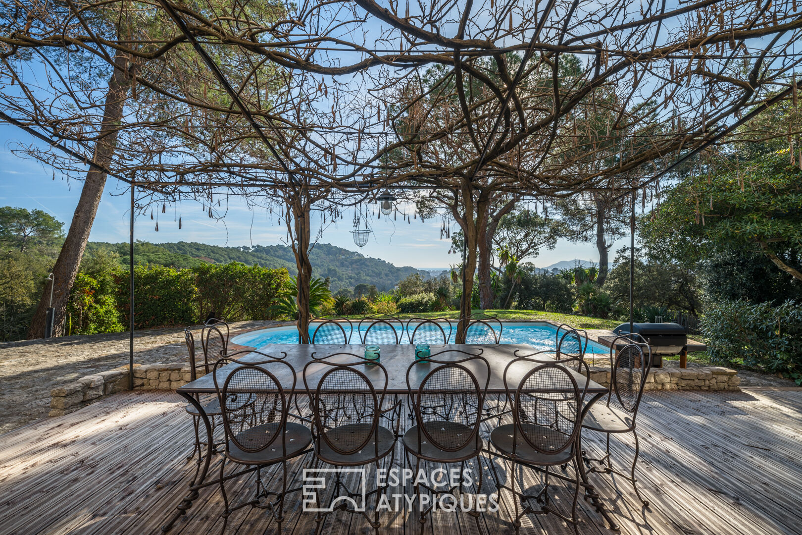 Maison provençale avec piscine et vue mer dans son écrin de verdure
