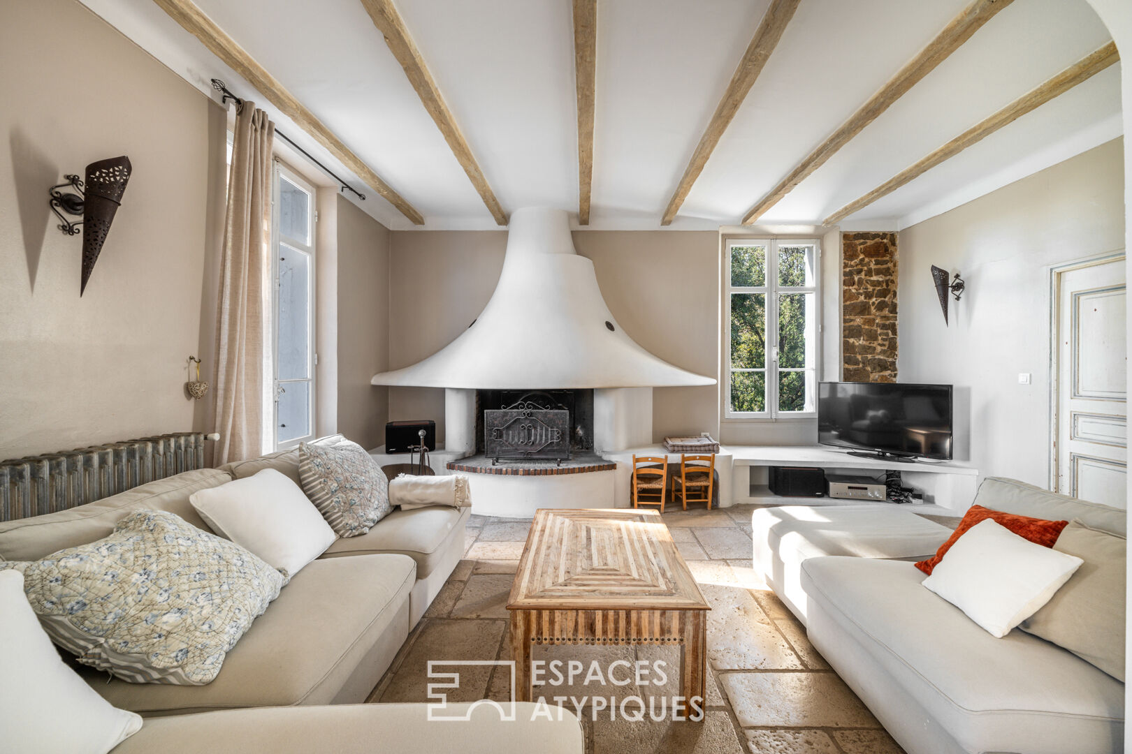 Maison provençale avec piscine et vue mer dans son écrin de verdure