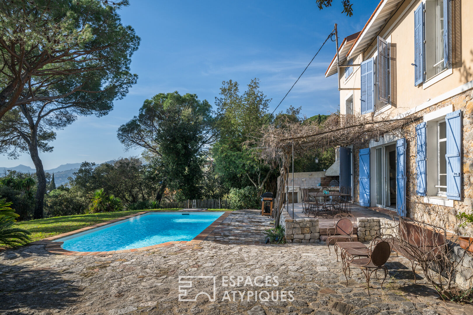 Maison provençale avec piscine et vue mer dans son écrin de verdure