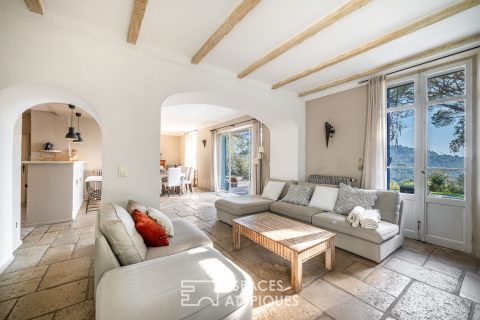 Maison provençale avec piscine et vue mer dans son écrin de verdure