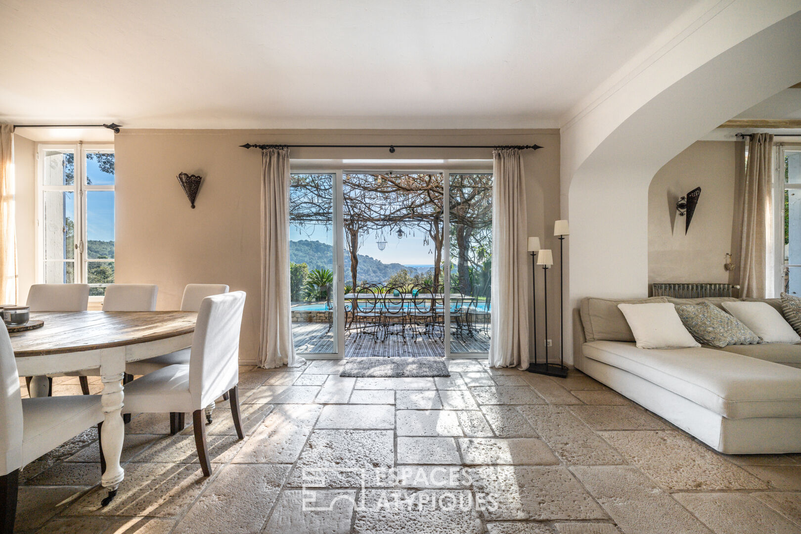 Maison provençale avec piscine et vue mer dans son écrin de verdure